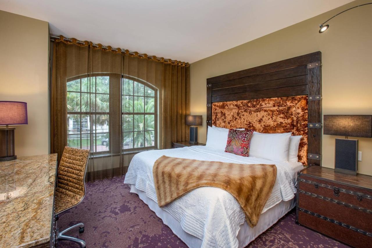King Room with City View and Roll-in Shower - Mobility and Hearing Accessible