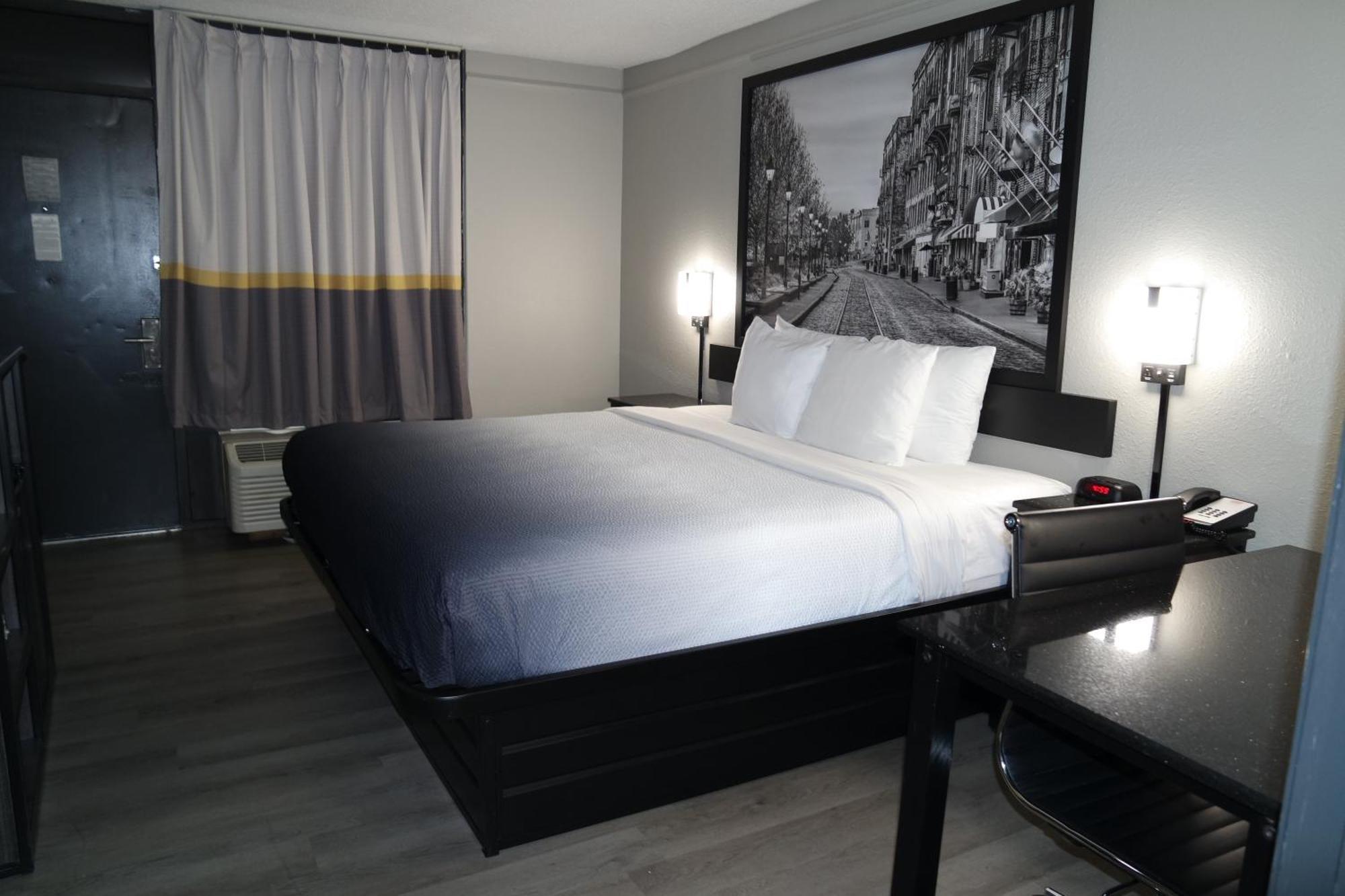 King Room with Bathtub w/Grab Bars - Mobility Accessible/Non-Smoking