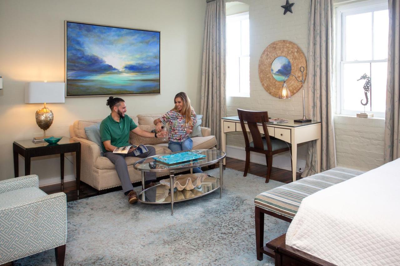 One-Bedroom Queen Suite with Street View - Stair Access Only,967165615:JPEG
