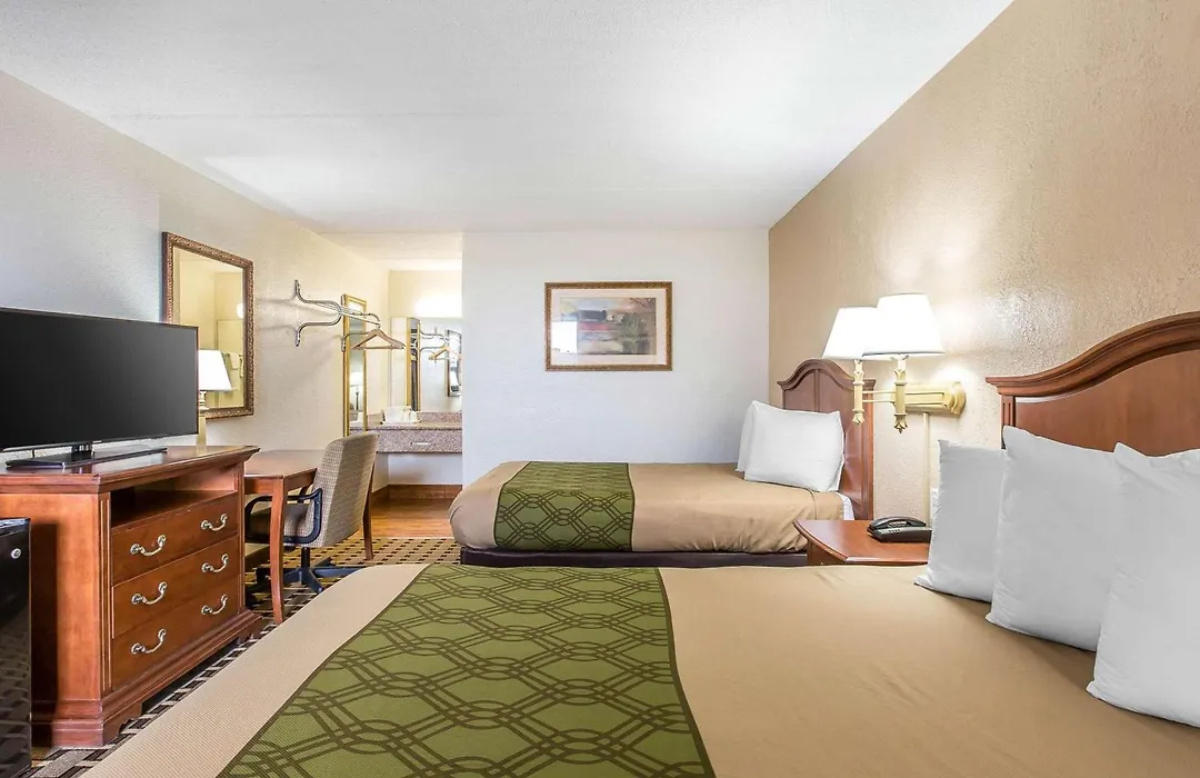 Econo Lodge Savannah Midtown-1