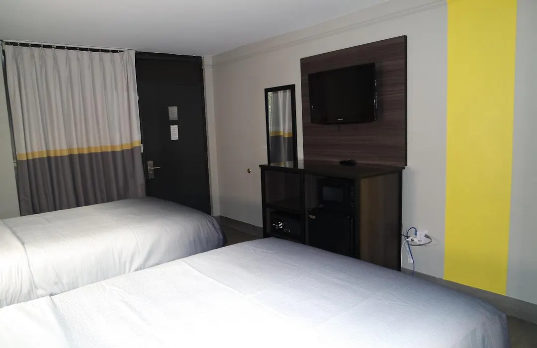 Super 8 By Wyndham Savannah-1