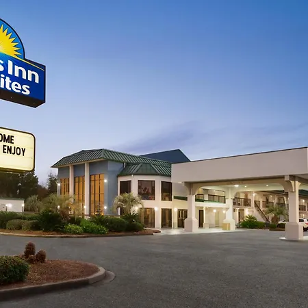Days Inn & Suites By Wyndham Savannah Midtown-2