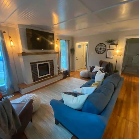 Cozy Savannah Cottage-Modern Comforts, Warm Charm-2