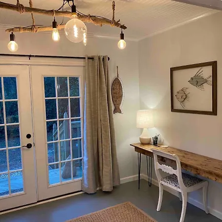 Cozy Savannah Cottage-Modern Comforts, Warm Charm-3