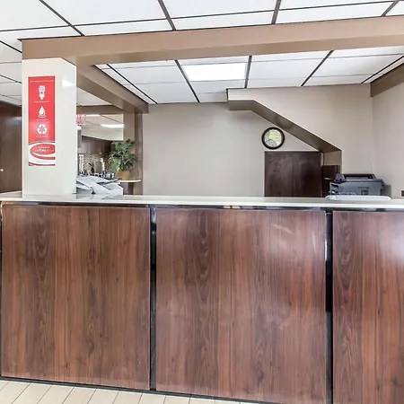 Econo Lodge Savannah Midtown-3