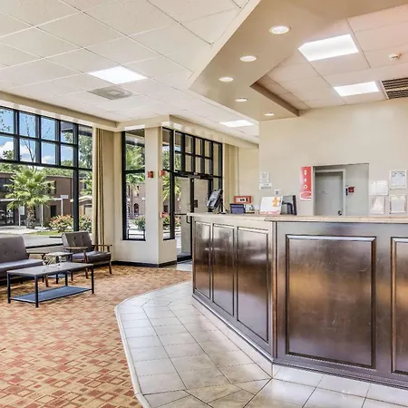 Econo Lodge Garden City - Savannah-3